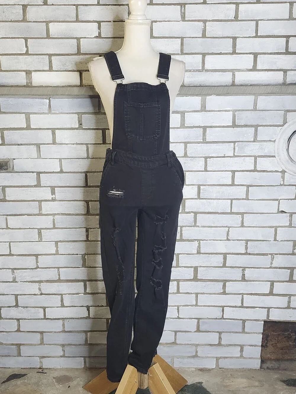 • Dollhouse Junior’s Distressed Denim Jean Skinny Leg Overalls Size 7 Black